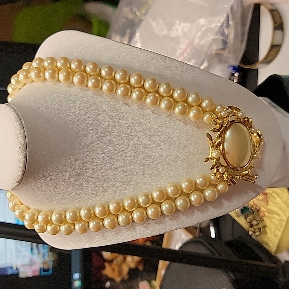 Trifari Gold tone two row glass pearls champaign chocker necklace box closure